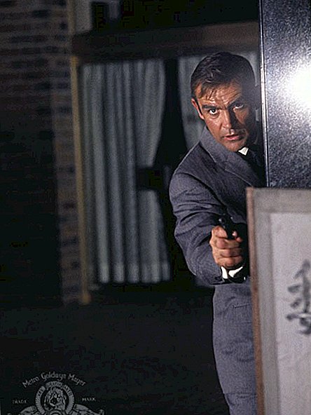 Sống và để chết: Thói quen hút thuốc của James Bond trong nhiều năm qua