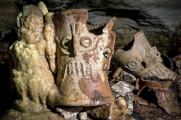 La grotta perduta di "Jaguar God" riscoperta sotto le rovine Maya - ed è piena di tesori