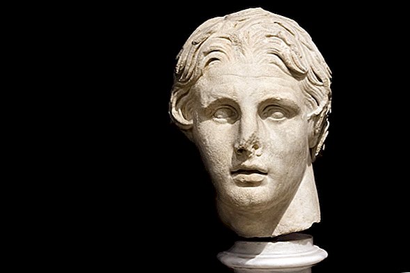 Estátua "perdida" de Alexandre, o Grande (menos o nariz) aparece no armazém do museu
