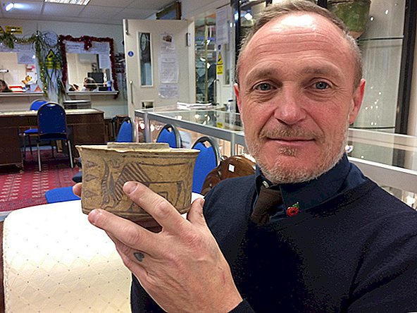무의식적으로 벼룩 시장에서 4,000 년 된 도자기를 사서 칫솔 홀더로 사용