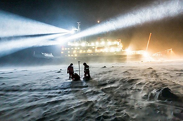 Ein massives Eisbrecherschiff wird sich absichtlich im arktischen Meereis fangen. Hier ist der Grund.