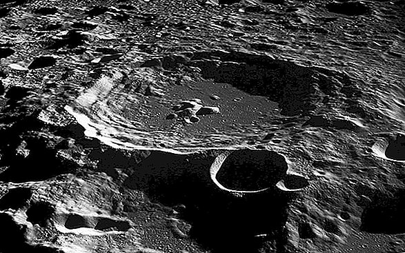 Het oppervlak van de maan is totaal gebarsten
