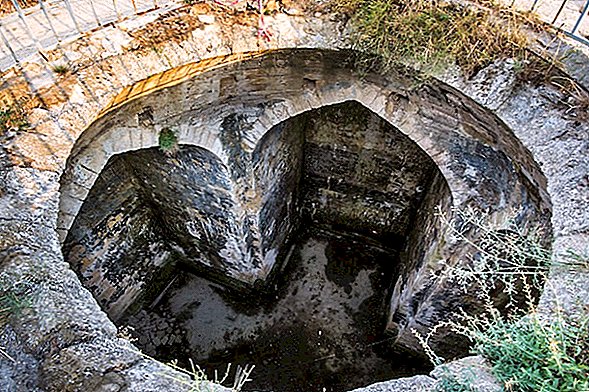 Eine mysteriöse, kreuzförmige Struktur wird in Russland unter der Erde vergraben. Es könnte eine der ältesten Kirchen der Welt sein.