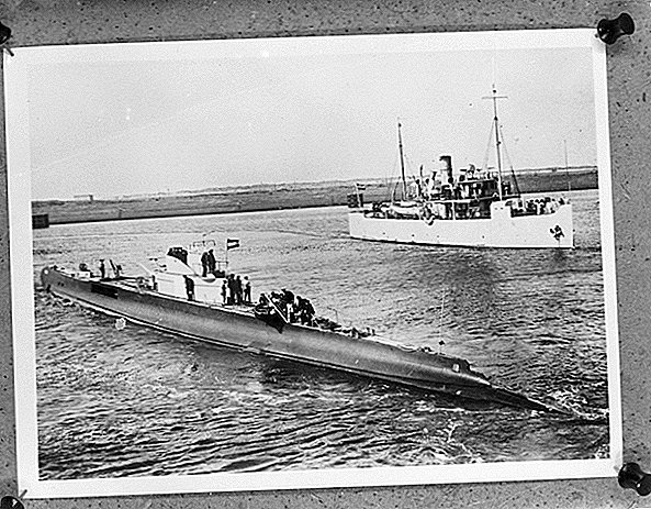 Ein Paar Schiffbruch-U-Boote aus der Zeit des Zweiten Weltkriegs, die gerade aus dem Meer in der Nähe von Malaysia verschwunden sind