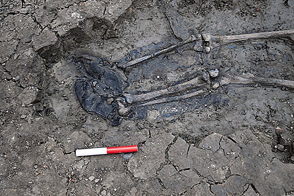 Foto's: 500 jaar oud lichaam van man met dij hoge laarzen