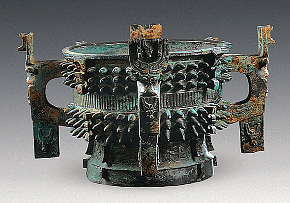 写真：古代中国の墓で青銅器がいっぱい