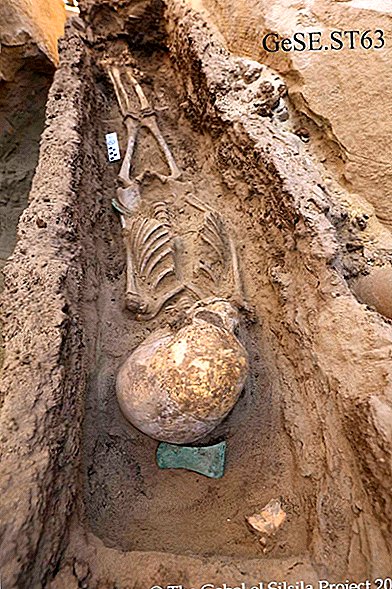 写真：古代エジプトで発見された子供の墓