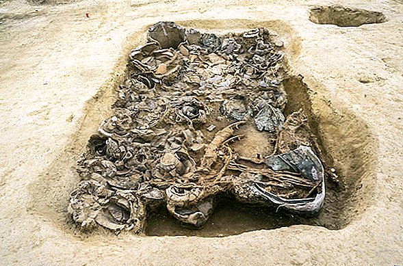 Makam utama zaman misteri Iron Age yang ditemui di Itali. Dan ada kereta di dalamnya.