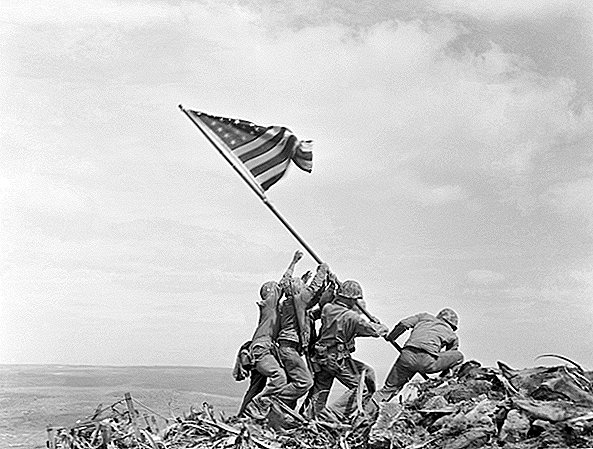 Karoga pacelšana uz Iwo Jima: Šis ir stāsts aiz šī ikoniskā Otrā pasaules kara foto