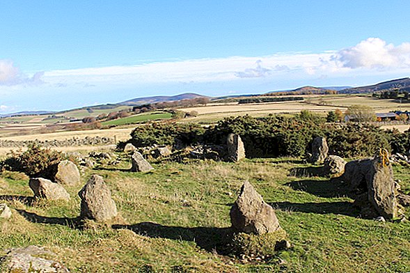 Pamätník typu zriedkavého Stonehenge v Škótsku obsahuje jediný „ležiaci“ kameň