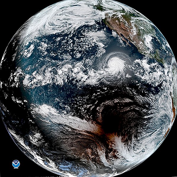 Satellittbilde fanger en total solformørkelse og en orkan i ett fantastisk skudd