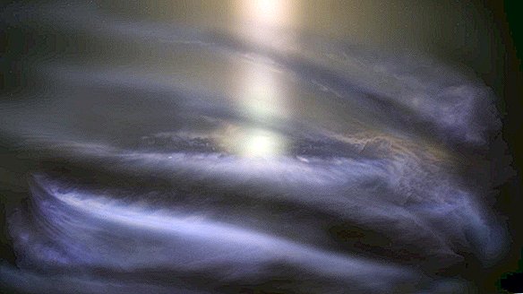Forskere tar førstegangsbilde av en svak virvlende ring av hydrogen rundt galaksens svarte hull