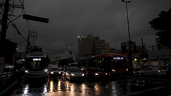 Palavan Amazonin aiheuttama savu kääntää São Paulon iltapäivän keskiyöhön