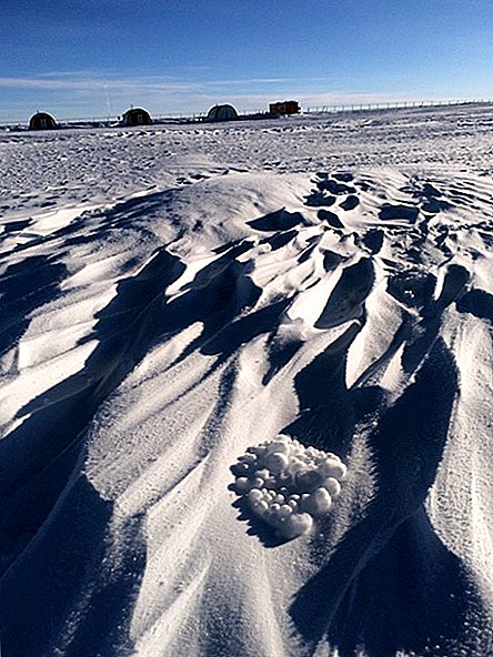 Snehová guľa "Tumbleweeds" Blow Across Antarktída