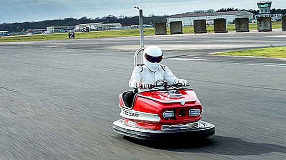 Oppfylt støtfangerbil hastigheter forbi verdensrekord på 100 km / h