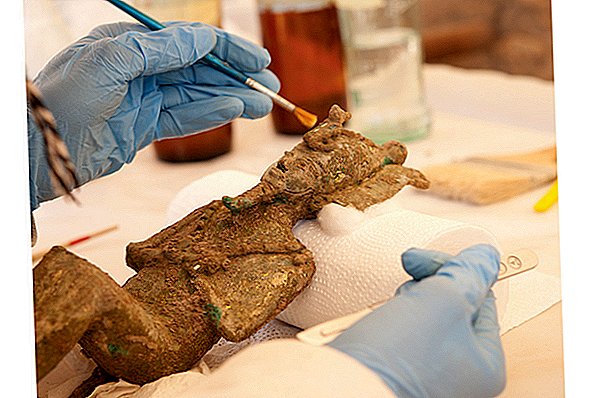 Статуї сфінкса, бабуїна та кота, знайдені в похованні давньоєгипетських