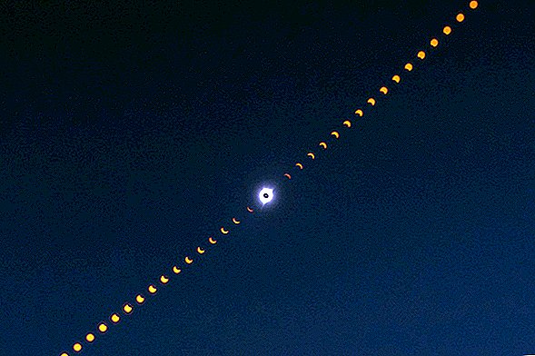 Verbluffende foto toont Total Solar Eclipse's March Across Oregon Sky