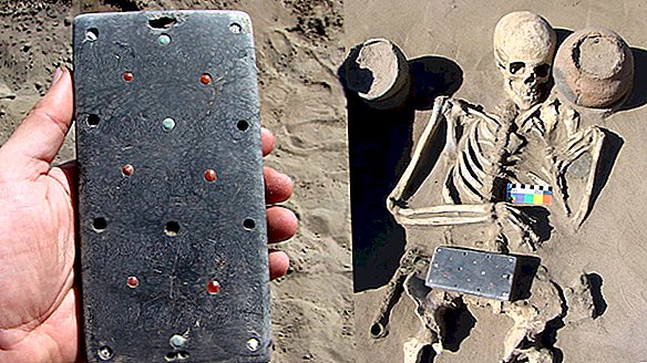 Vinilo o funda para iPhone Esta hebilla de cinturón antigua recuperada de la "Atlántida rusa" parece un deslumbrado