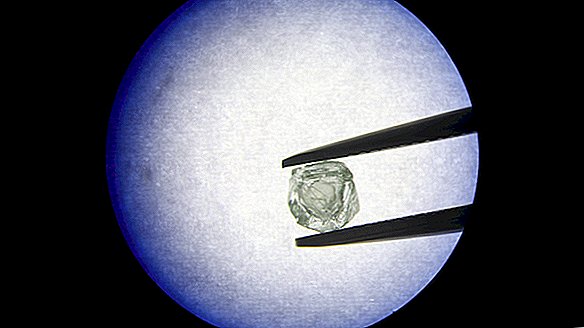 Az apró, egyedülálló gyémánt csapdába esett ... Egy másik gyémánt belsejében