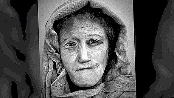 Tvár Druid Woman bez zubov oživuje vosk, vrásky a všetky