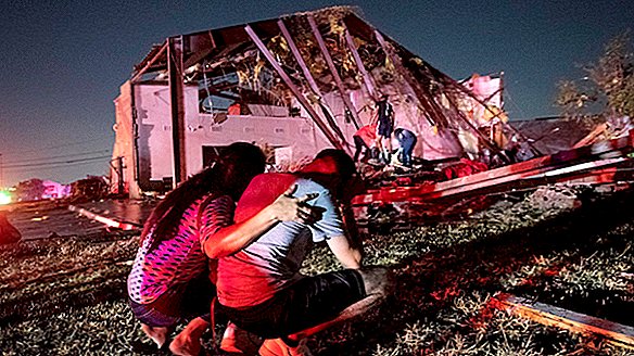Ein gewalttätiger Tornado traf Dallas letzte Nacht und warf Trümmer 3 Meilen hoch