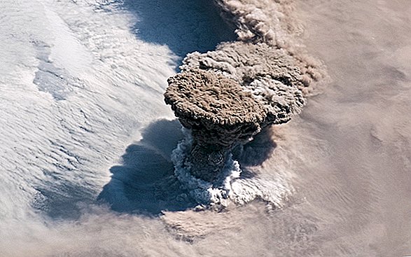Volcano schoot net een paddenstoelvormige wolk uit die zo groot is dat hij vanuit de ruimte kan worden gezien