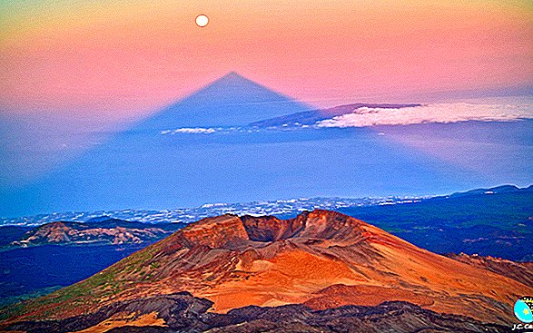 Der Schatten des Vulkans bildet ein unheimliches, perfektes Dreieck