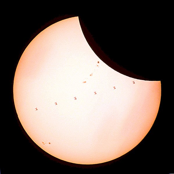 Bekijk het internationale ruimtestation Cross Over the Eclipsed Sun