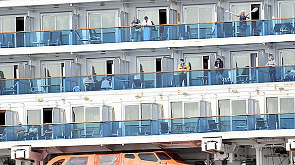 "Mēs vēlamies doties mājās," saka pasažieri uz koronavīrusu pārmeklēta kruīza kuģa