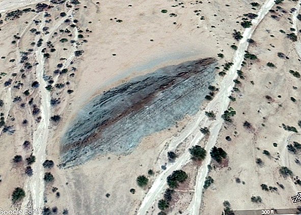 Paysage étrange et cahoteux dans le désert africain expliqué par l'ancien ruisseau de glace