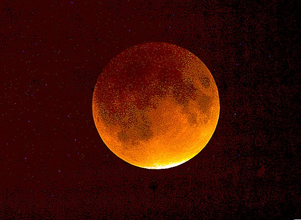 لماذا يتحول القمر إلى اللون الأحمر أثناء الخسوف الكلي للقمر؟