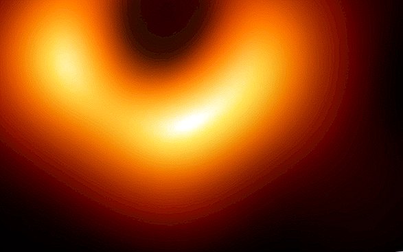 史上初のブラックホールの写真がオレンジ色のリングなのはなぜですか？