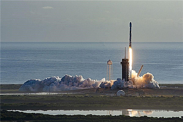 Oggi puoi guardare SpaceX lanciare in orbita 60 nuovi satelliti Starlink. Ecco come.
