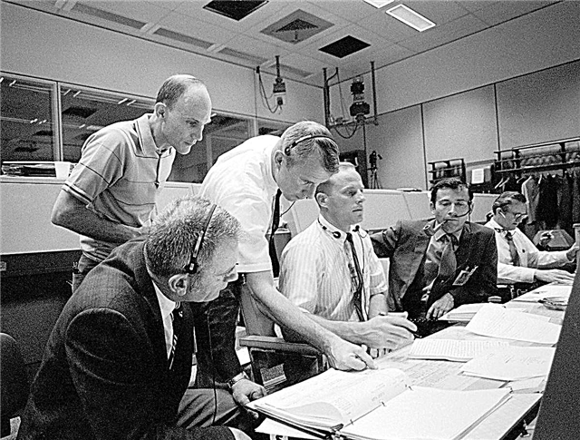 Miltä tuntui työskennellä Apollo 13: lla? Lähetysinsinöörit muistuttavat hiuksen nostolentoa webcastista tänään.