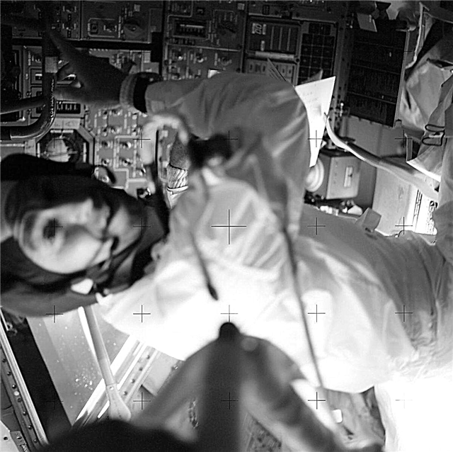 'Al menos algo funcionó': mira a la tripulación del Apolo 13 detener un cohete en la luna