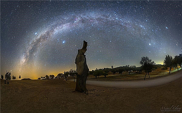 Transição sazonal da Via Láctea capturada em um lindo céu noturno