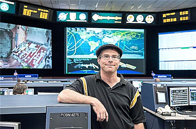 Penulis Sci-fi Andy Weir mengatakan NASA tidak menyebutkan program bulan 'Artemis' setelah bukunya