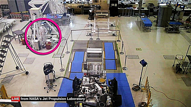 Der Mars 2020-Rover der NASA wurde von dem mysteriösen 'High Bay Bob' mit Sonnenbrille fotobomben