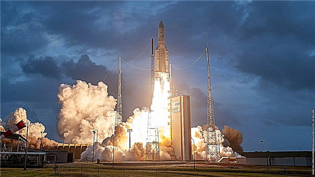 På foton: Ariane 5 raket loftar två satelliter till bana för Eutelsat, Indien