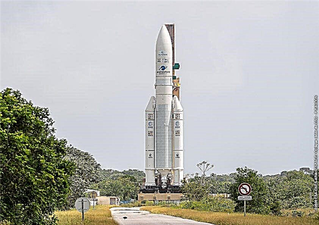 سيطلق صاروخ آريان 5 قمرين صناعيين للاتصالات اليوم. كيفية مشاهدة البث المباشر