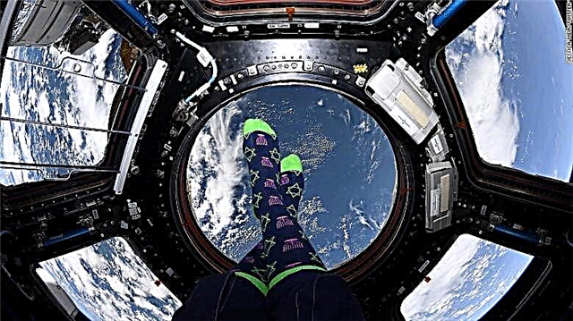 Astronaut slavi Hanuku iz svemira s svečanim čarapama