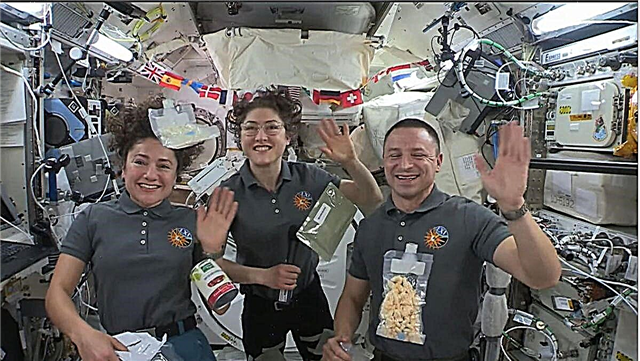宇宙での感謝祭：宇宙飛行士にとって、それは宇宙の友だちです！