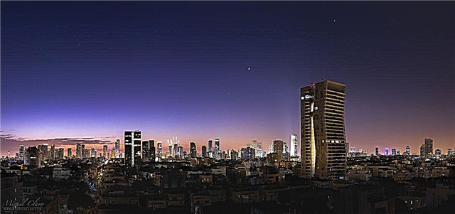 Planetas se alinham sobre a 'cidade branca' no crepúsculo Foto de Tel Aviv