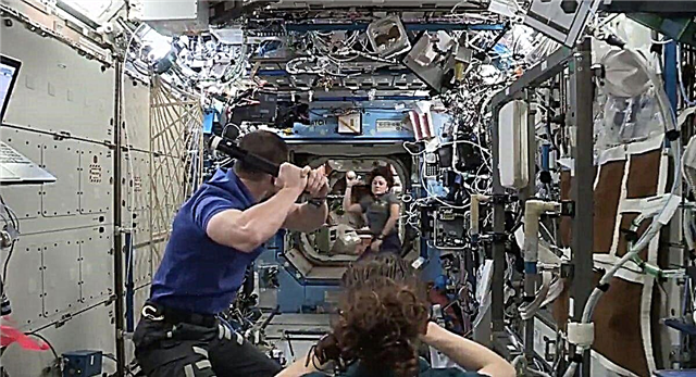 سلسلة خارج العالم! وكالة الفضاء الأمريكية "أستروس" تلعب لعبة البيسبول في محطة الفضاء (فيديو)