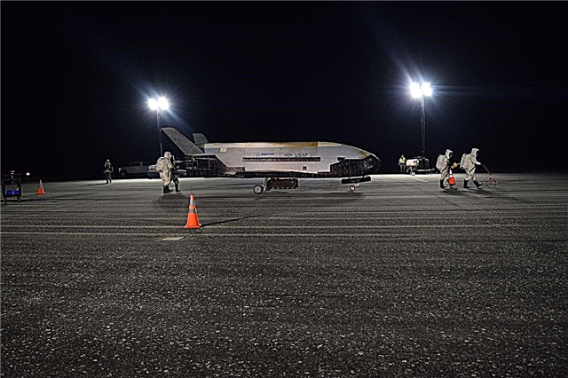 هبوط طائرة الفضاء X-37B التابعة لسلاح الجو الأمريكي بعد مهمة غامضة قياسية لمدة 780 يومًا