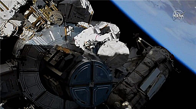 رواد الفضاء ينعون أليكسي ليونوف ، أول رائد فضاء في العالم ، أثناء سيرهم في الفضاء