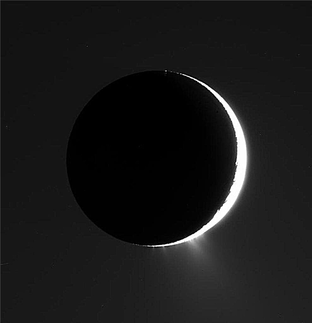 Compostos orgânicos encontrados em plumas da lua gelada de Saturno Encélado