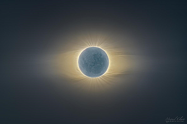 A Earthshine halvány megvilágítása a dicsőséges napfogyatkozásról készített fotón