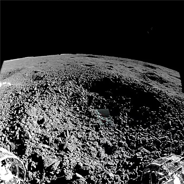 المسبار القمري الصيني يخرج مادة غريبة على الجانب البعيد من القمر (صور)