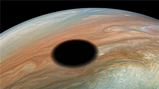 NASAs Juno Mission sjekker ut Epic Io Eclipse på Jupiter